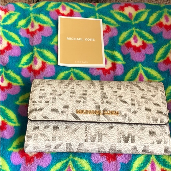 Michael Kors Handbags - MK Signature Vanilla Checkbook Wallet. Gently used